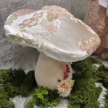 ДЕКОРАЦИЯ ГЪБА С ЦВЕТЯ - САТЕН И ДАНТЕЛА 