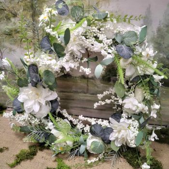 ВЕНЕЦ ОТ БЕЛИ ДАЛИИ И ЛАЛЕТА - БЯЛА НЕЖНОСТ