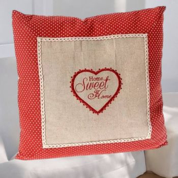 ДЕКОРАТИВНА ВЪЗГЛАВНИЦА - СЪРЦЕ НА ДИВАНА