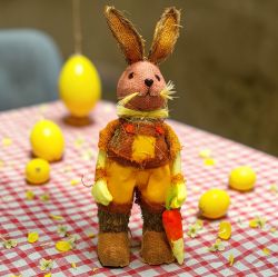 ДЕКОРАЦИЯ ЗАЕК / МОМЧЕ / 65СМ - ЗЕБЛО И КОНОП