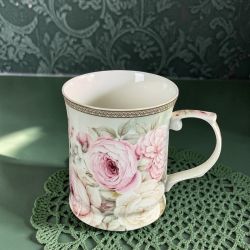 ЧАША В ПОДАРЪЧНА КУТИЯ - НЕЖНИ РОЗИ
