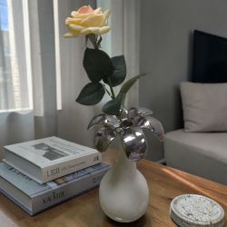 ВАЗА ВЪВ ФОРМАТА НА ЦВЕТЕ - ПЛАТИНЕНИ НЮАНСИ