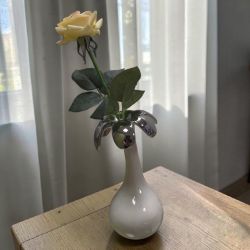 ВАЗА ВЪВ ФОРМАТА НА ЦВЕТЕ - ПЛАТИНЕНИ НЮАНСИ