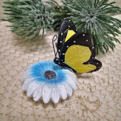 ФИГУРКА - ПЕПЕРУДА КАЦНАЛА НА ЦВЕТЕ