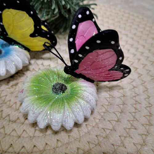 ФИГУРКА - ПЕПЕРУДА КАЦНАЛА НА ЦВЕТЕ