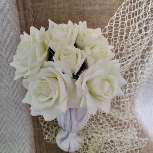 ИЗКУСТВЕН БУКЕТ ОТ НЕЖНИ РОЗИ