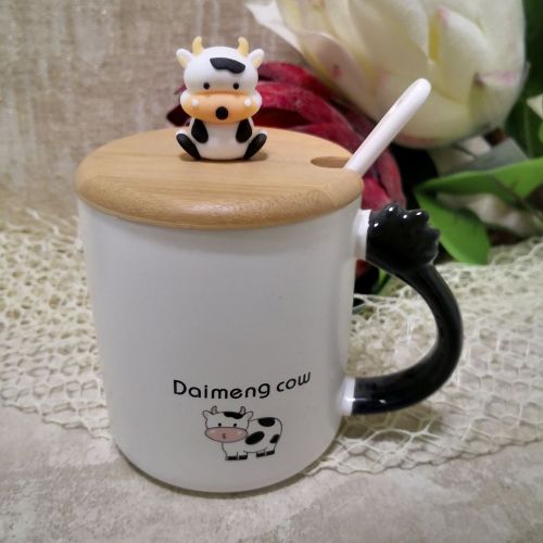 ЧАША С КАПАЧЕ И ЛЪЖИЧКА -  ЛЮБИМКАТА НА ФЕРМАТА