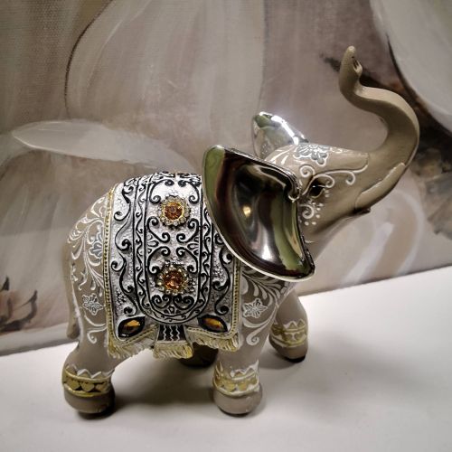 ФИГУРА СЛОН - БЕЛИ ПЯСЪЦИ