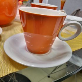 СЕРВИЗ ЗА КАФЕ / 4 чаши + 4 чинийки и чайник / - ОРАНЖЕВИ ЗАЛЕЗИ
