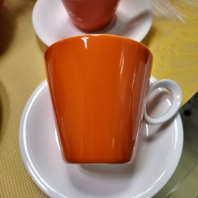 СЕРВИЗ ЗА КАФЕ / 4 чаши + 4 чинийки и чайник / - ОРАНЖЕВИ ЗАЛЕЗИ