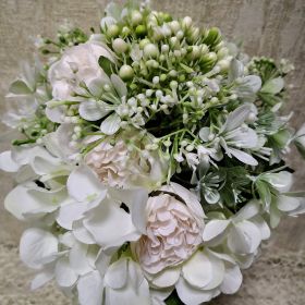 НЕЖЕН БУКЕТ ОТ ИЗКУСТВЕНИ ЦВЕТЯ