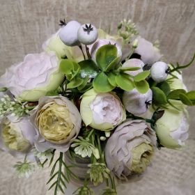 БУКЕТ ОТ ЦВЕТЯ В БЯЛО И НЕЖНО РОЗОВО