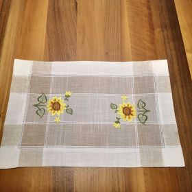 КАРЕ / ПОДЛОЖКА ЗА ХРАНЕНЕ С БРОДЕРИЯ 30см*45см - СЛЪНЧОГЛЕДОВИ ПОЛЯ