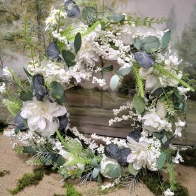 ВЕНЕЦ ОТ БЕЛИ ДАЛИИ И ЛАЛЕТА - БЯЛА НЕЖНОСТ