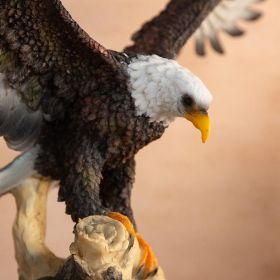 ДЕКОРАТИВНА ФИГУРА ОРЕЛ - ГОСПОДАР НА СКАЛНИТЕ ВЪРХОВЕ