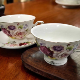 СЕРВИЗ ЗА КАФЕ / ЧАЙ  6 ЧАШИ И 6 ЧИНИЙКИ - РОЗОВА ГРАДИНА