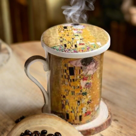 ЧАША С КАПАЧЕ И ЦЕДКА ОТ ПОРЦЕЛАН ЗА ЗАПАРКА НА ЧАЙ- ЦЕЛУВКАТА НА ГУСТАВ КЛИМТ