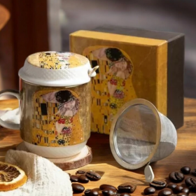 ПОРЦЕЛАНОВА ЧАША С КАПАЧЕ И МЕТАЛНА ЦЕДКА ЗА ЗАПАРКА НА ЧАЙ - ЦЕЛУВКАТА НА ГУСТАВ КЛИМТ