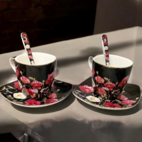 Комплект от две чаши  с две чинийки и две лъжички