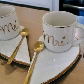 КОМПЛЕКТ ОТ 2чаши , 2чинийки и 2лъжички - СЪРЦЕ БИЕЩО ЗА ДВАМА