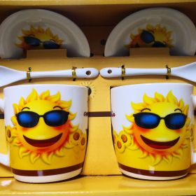 КОМПЛЕКТ ОТ 2 ЧАШИ,ЛЪЖИЧКИ И КАПАЧЕТА В ПОДАРЪЧНА КУТИЯ -  УСМИХНАТ СЛЪНЧОГЛЕД