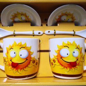 КОМПЛЕКТ ОТ 2 ЧАШИ,ЛЪЖИЧКИ И КАПАЧЕТА В ПОДАРЪЧНА КУТИЯ -  УСМИХНАТ СЛЪНЧОГЛЕД