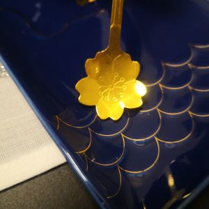 КОМПЛЕКТ ОТ ЧАША , ЧИНИЙКА И ЛЪЖИЧКА - ЧАНТА ЗА БАЛА  / тъмно синя /