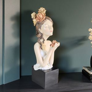 ФИГУРА ЖЕНА - КРАЛИЦА НА ЦВЕТЯТА