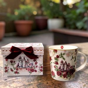 ЧАША В ПОДАРЪЧНА КУТИЯ - ЛЮБОВЕН ЗАМЪК ОТ РОЗИ