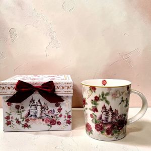ЧАША В ПОДАРЪЧНА КУТИЯ - ЛЮБОВЕН ЗАМЪК ОТ РОЗИ