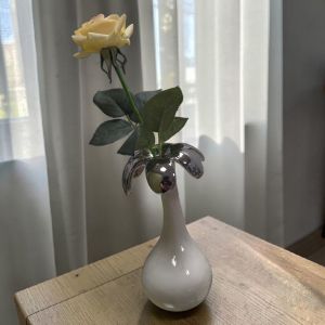 ВАЗА ВЪВ ФОРМАТА НА ЦВЕТЕ - ПЛАТИНЕНИ НЮАНСИ