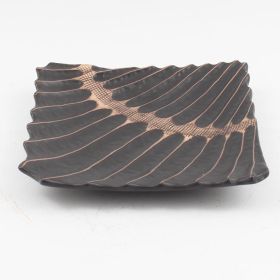 Плато квадратно в кафяво